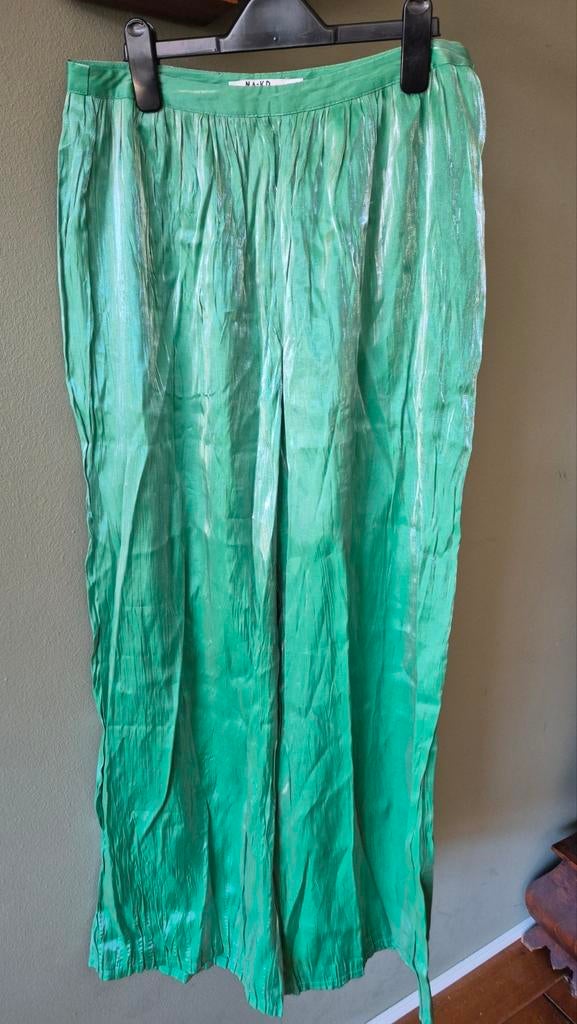 Geolied achtig groen met parelmoer en zilver glans mt 38 zga, Kleding | Dames, Broeken en Pantalons, Maat 38/40 (M), NA-KD, Ophalen of Verzenden