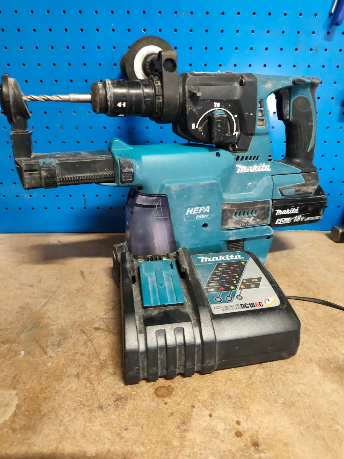 Makita 18v accu combihamer inclusief accu en lader, Ophalen of Verzenden, Zo goed als nieuw, Boor- en/of Breekhamer, Variabele snelheid