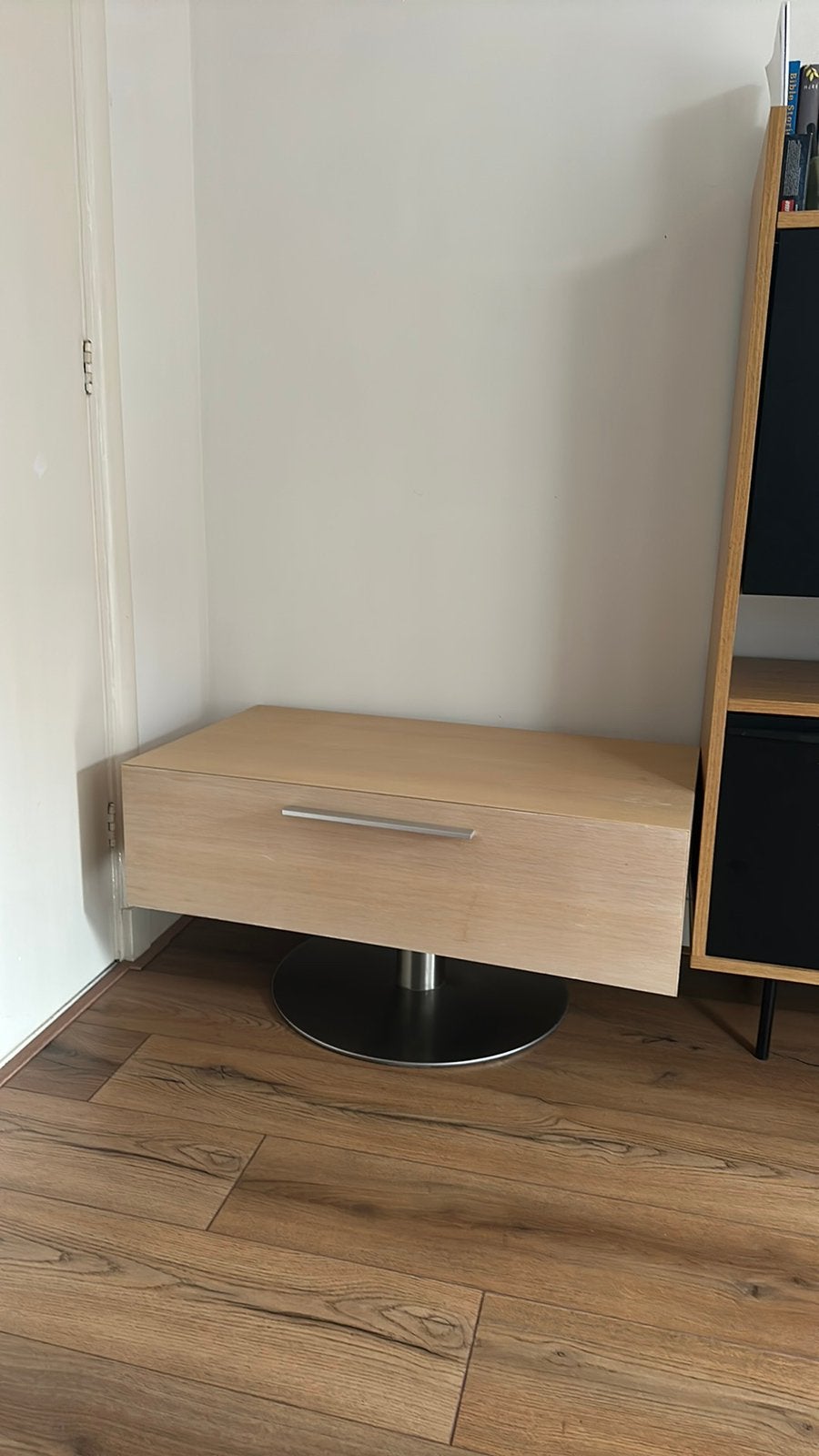 Stevig tv-meubel met 360 draaibare voet, Ophalen, Kunststof, Gebruikt, Minder dan 100 cm