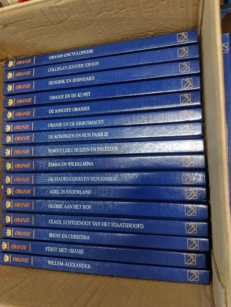 Nr. 1016b Oranje, Ons vorstenhuis door de eeuwen heen, 21 dl, Ophalen of Verzenden, Zo goed als nieuw, Diverse auteurs