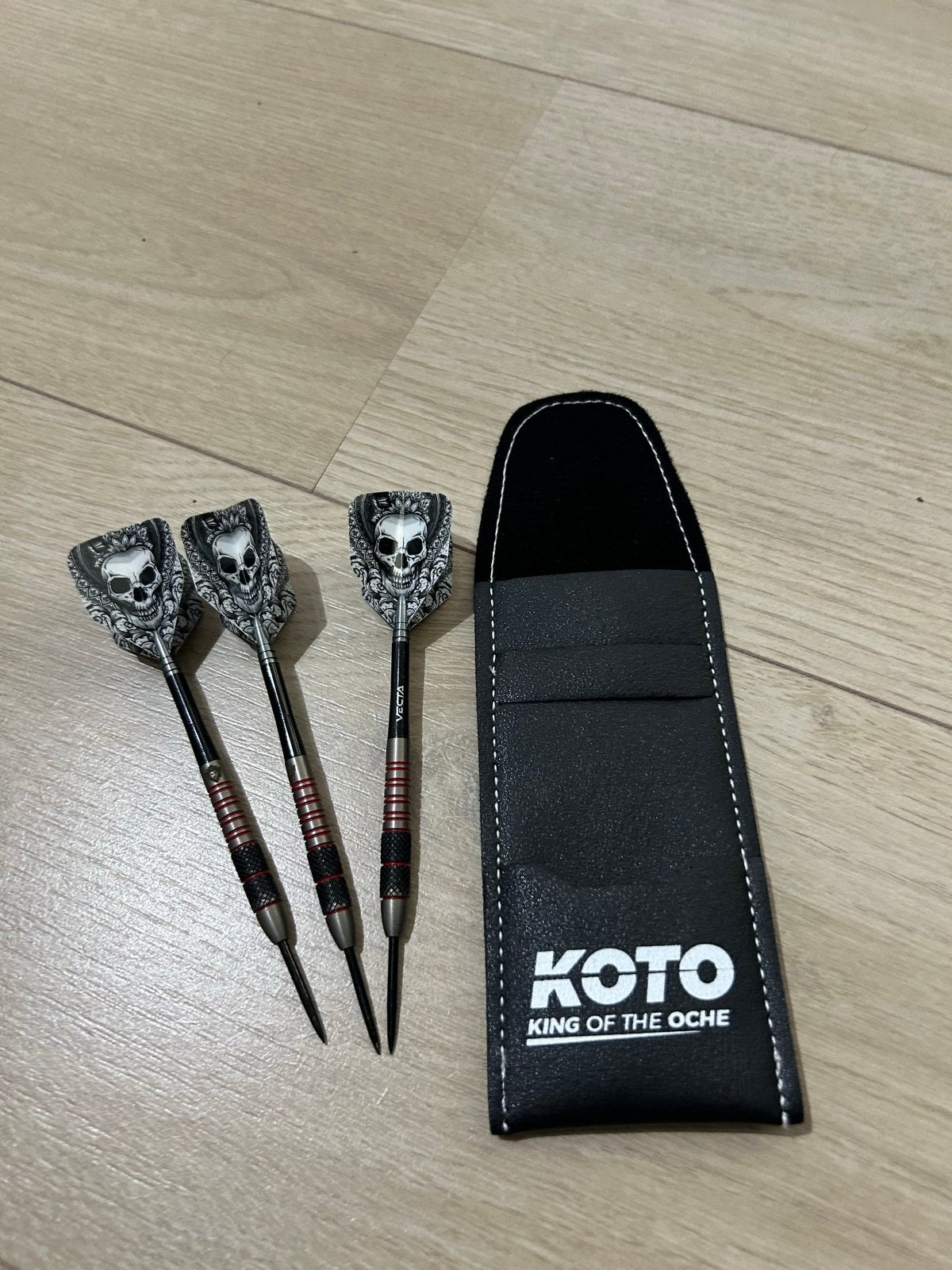 Koto Darts met Doodskop Flights en Hoesje, Ophalen, Zo goed als nieuw, Pijlen