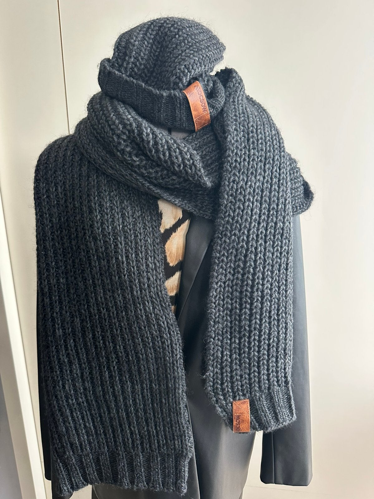 Sjaal en muts van “Moscow”, Kleding | Dames, Verzenden, Zo goed als nieuw, Maat 42/44 (L), Sjaal