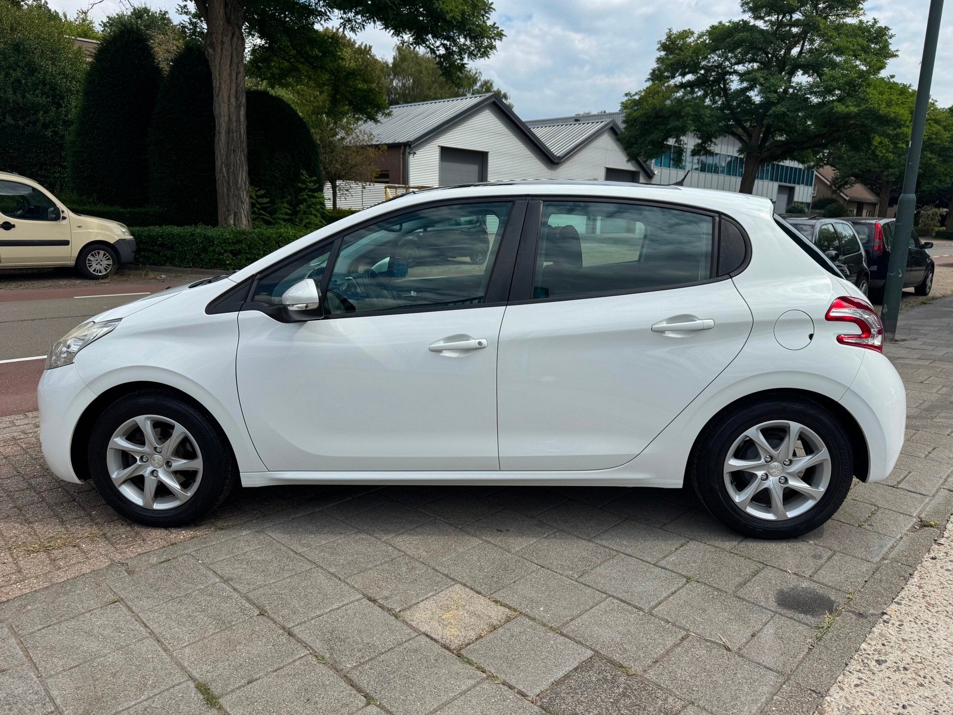 Peugeot 208 1.2 VTi Allure A-C Elek Pakket Pano Navi Cruise, Auto's, Voorwielaandrijving, Euro 5, Stof, Gebruikt