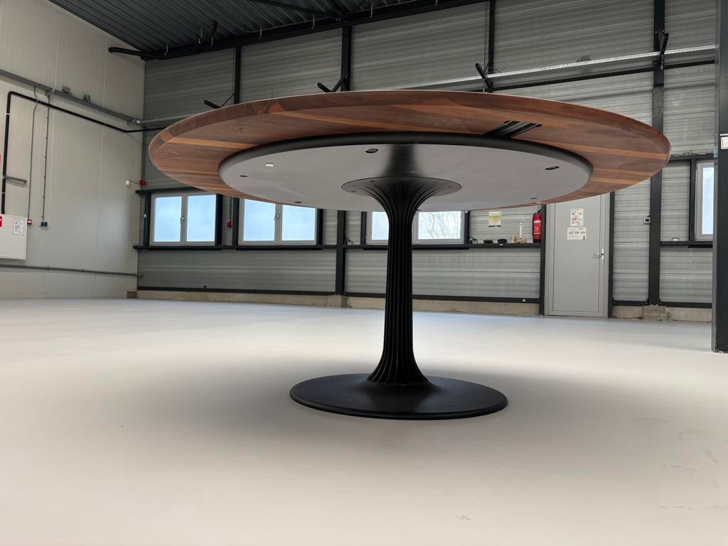 Foto 7 van Arco Joist Dining Table 160cm Walnoot Massief LP € 7.500,-