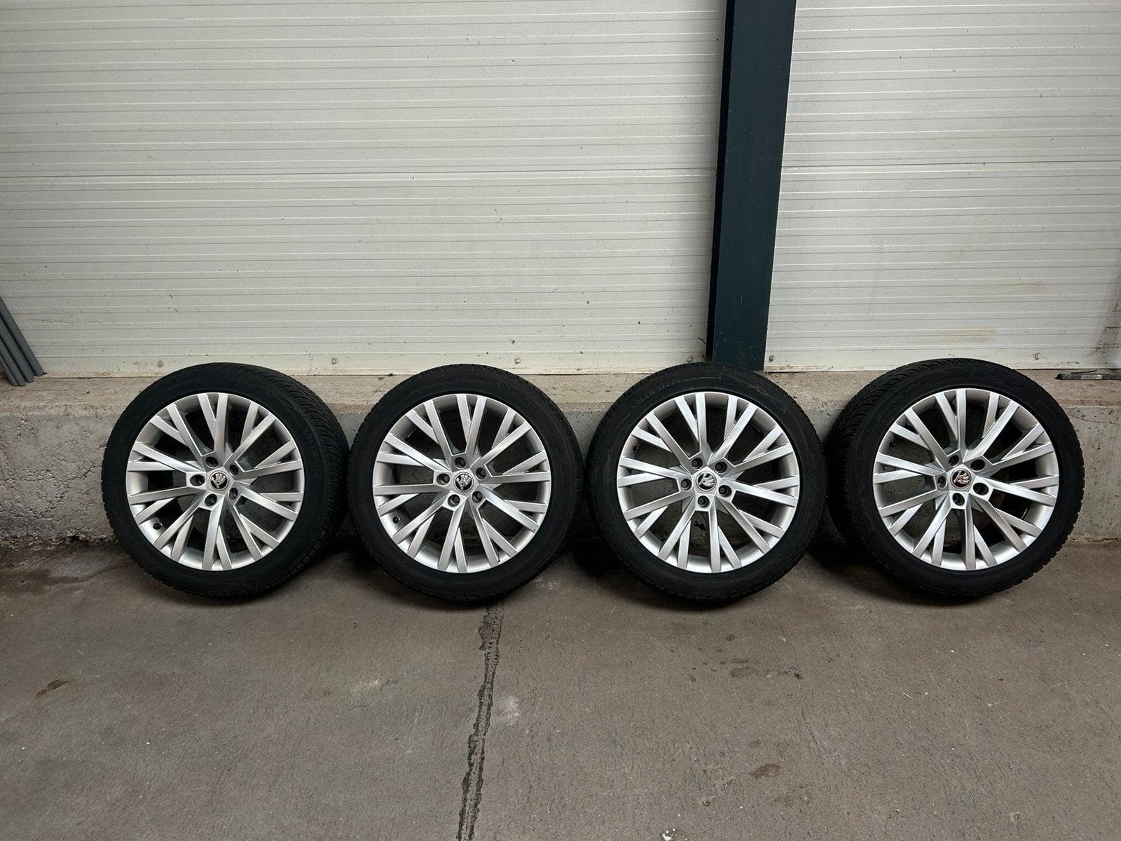Skoda Superb / VW Passat originele velgen met winterbanden, Auto-onderdelen, Banden en Velgen, 18 inch, Gebruikt, Banden en Velgen