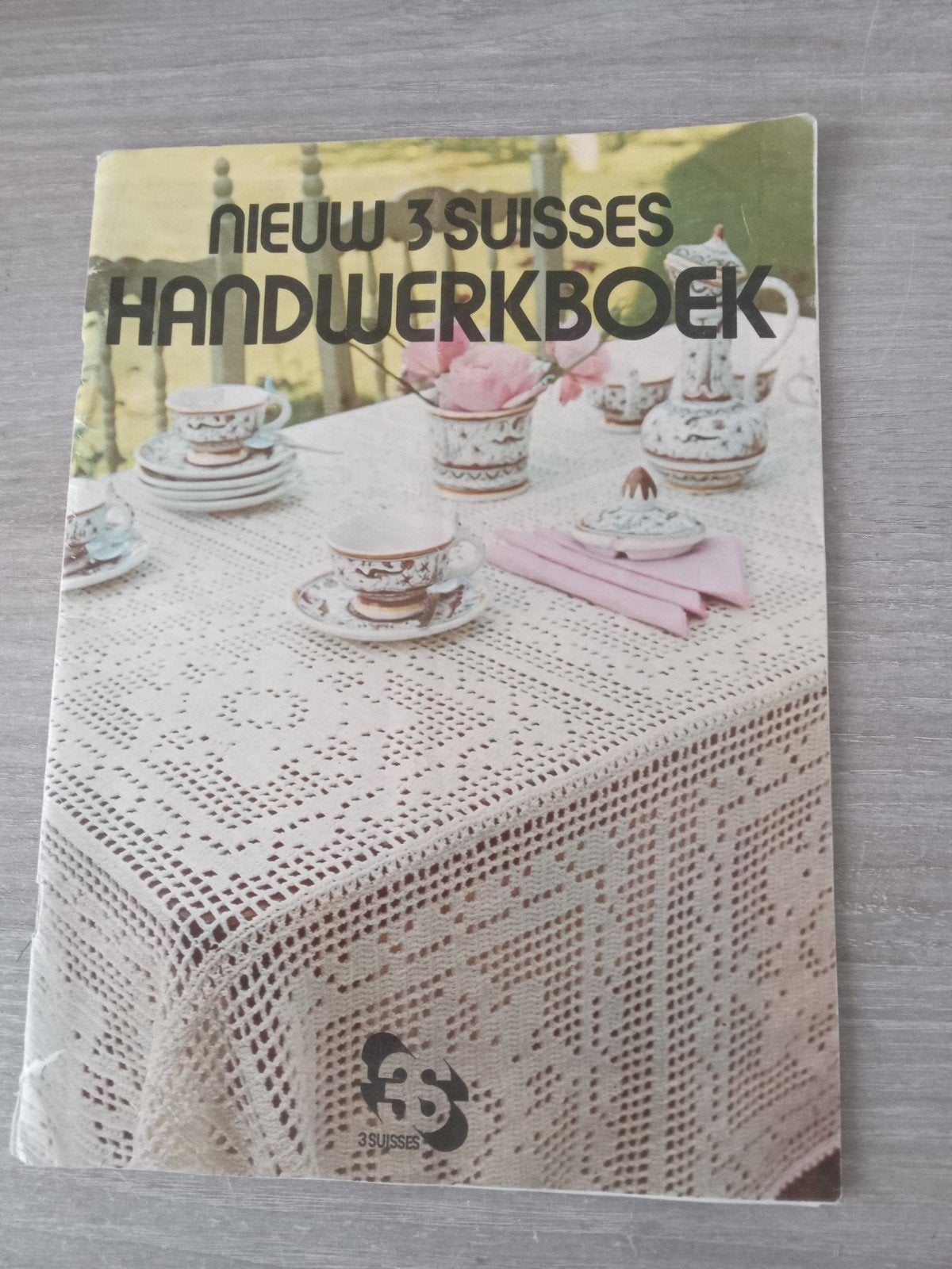Nieuw 3 Suisses Handwerkboek - Haken en Borduren, Boeken, Ophalen of Verzenden, Gelezen, Borduren en Naaien