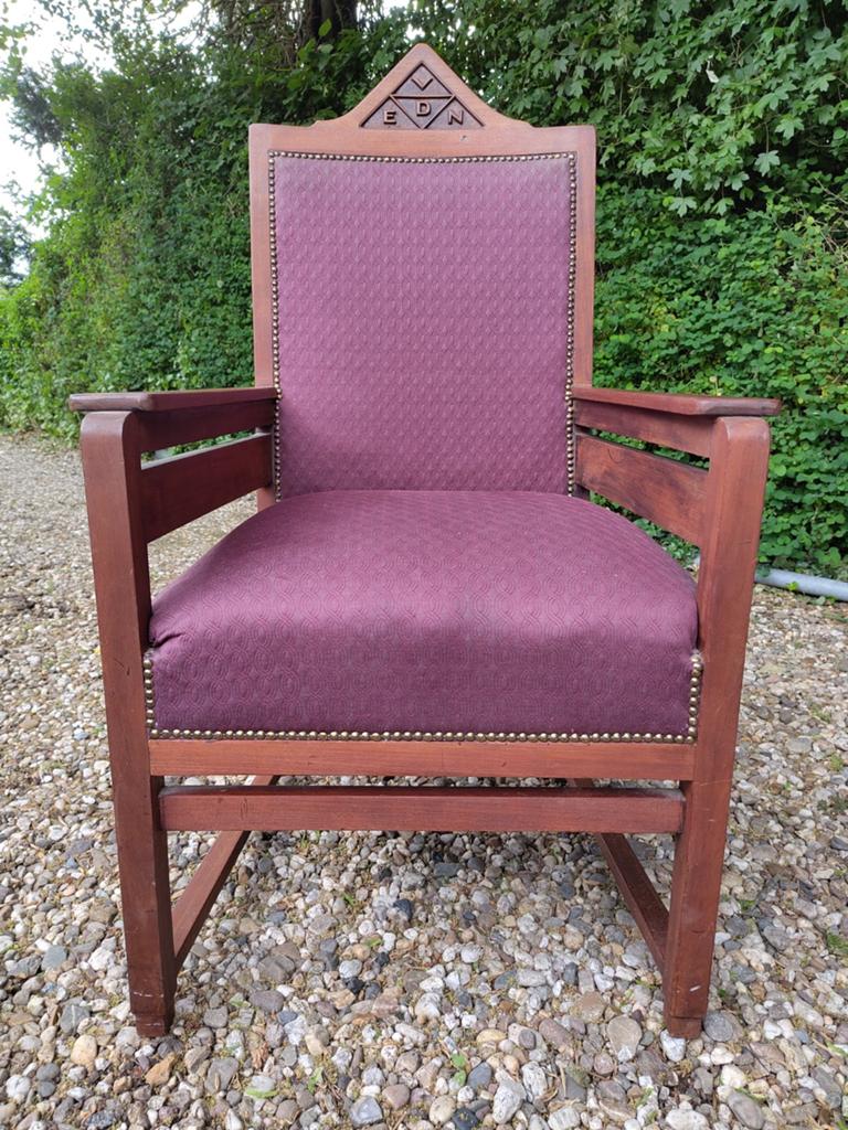 Antieke fauteuil met paarse bekleding en houten frame, Ophalen