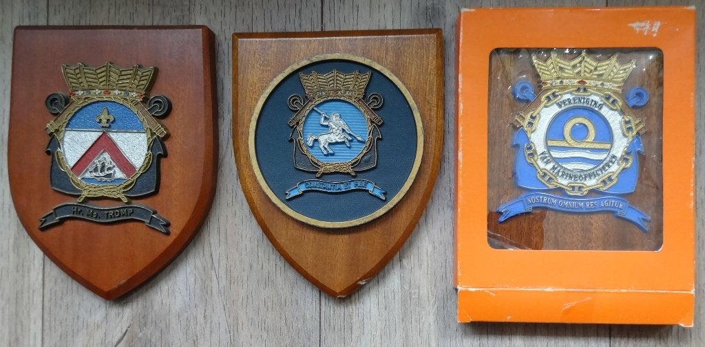 MARINE houten schildjes     3 stuks  o.a. Hr. Ms Tromp, Ophalen of Verzenden, Marine, Nederland, Embleem of Badge