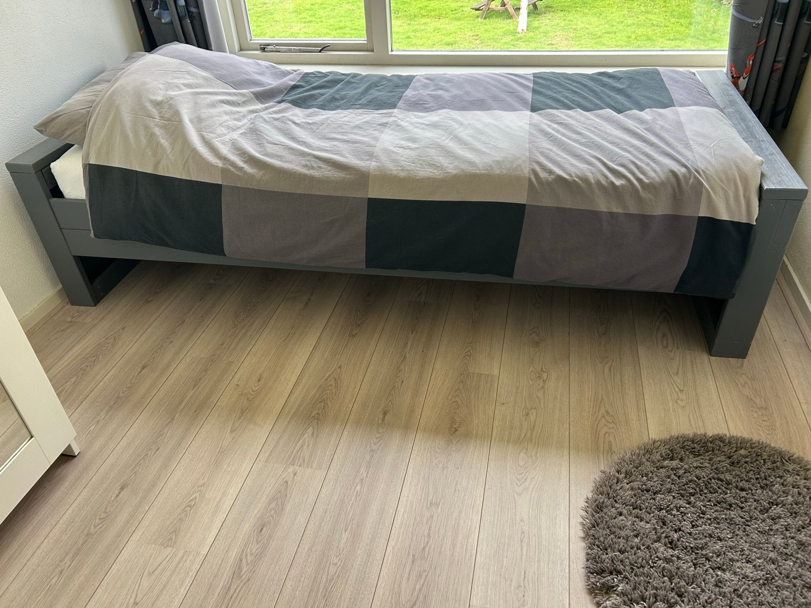 Gratis ophalen! Eenpersoonsbed grijs - hout incl lattenbodem, Ophalen, 90 cm, Eenpersoons, Zo goed als nieuw