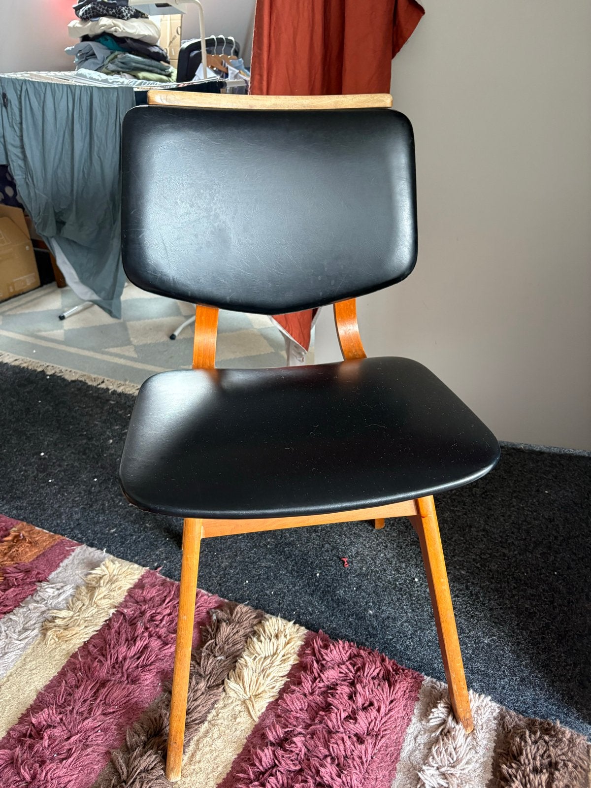 Vintage stoel met zwart kunstleer en houten frame, Antiek en Kunst, Ophalen of Verzenden