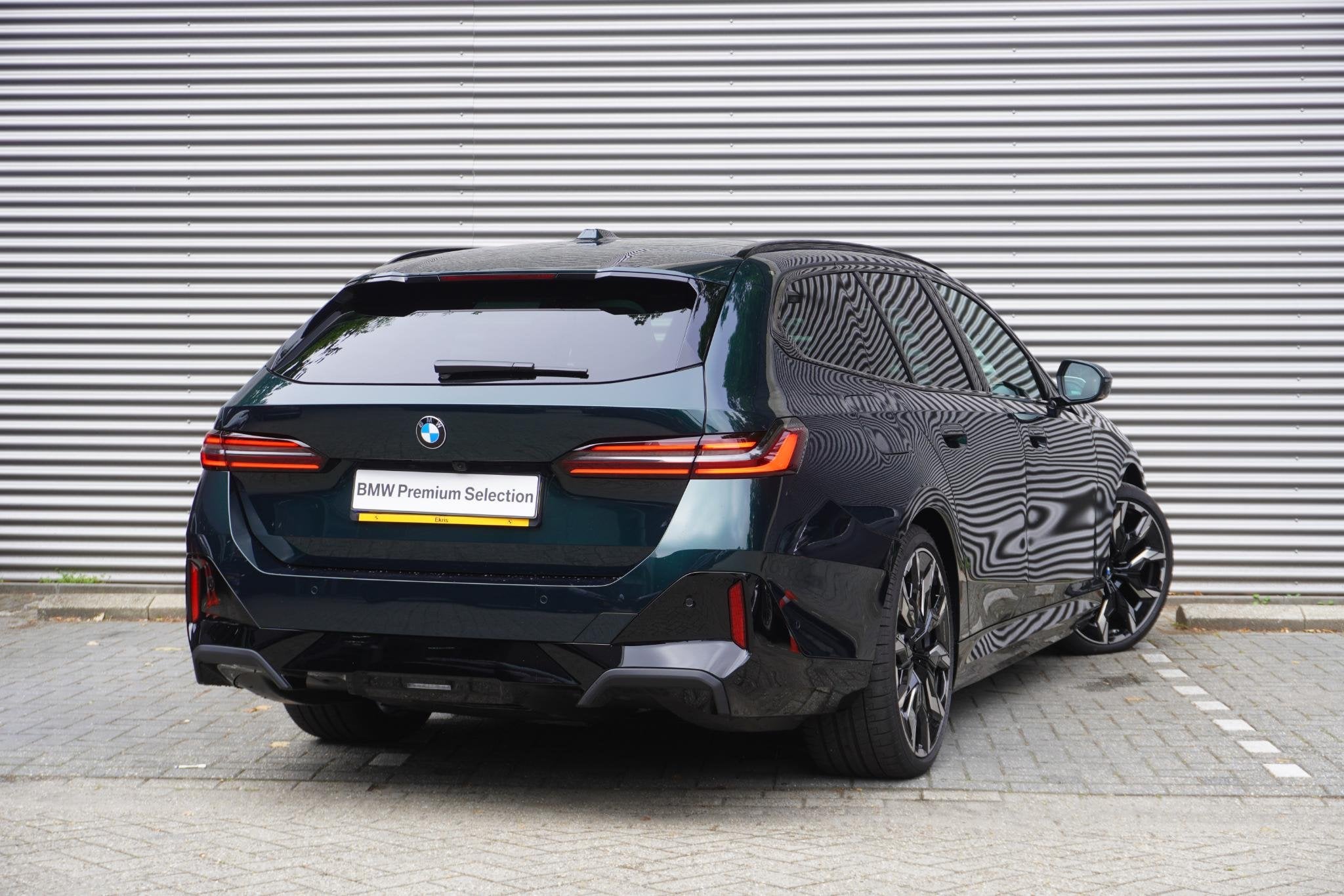 BMW i5 Touring eDrive40 | M Sportpakket Pro | Glazen panoram, Auto's, BMW, Automaat, Achterwielaandrijving, 510 min, Met garantie (alle)