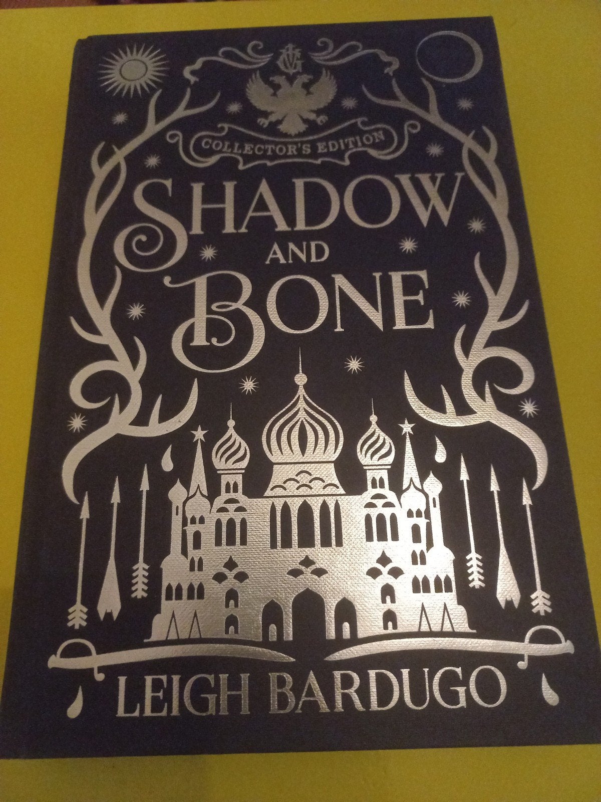 Shadow and Bone Collector's Edition - Leigh Bardugo, Boeken, Fantasy, Ophalen of Verzenden, Zo goed als nieuw, Leigh Bardugo