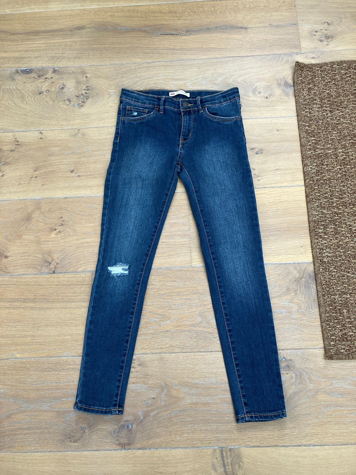 Leuke Levi's destroyed jeans maat 140, Ophalen of Verzenden, Zo goed als nieuw, Meisje