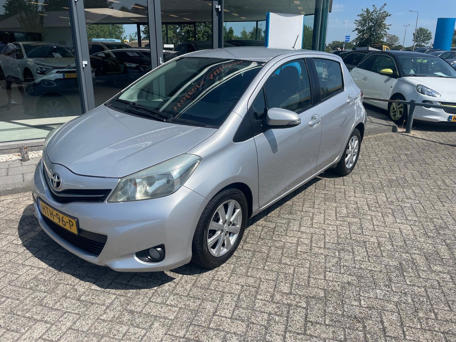 Toyota Yaris 1.3 VVT-i Dynamic, Stof, Gebruikt, Zwart, 4 cilinders