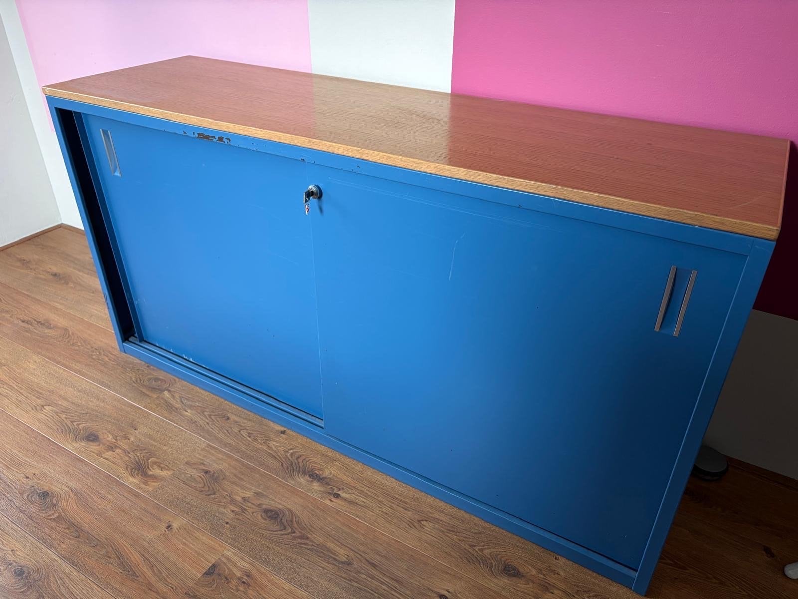 Blauwe ladekast met houten blad en schuifdeuren, Ophalen, Gebruikt, 100 tot 150 cm, Minder dan 100 cm