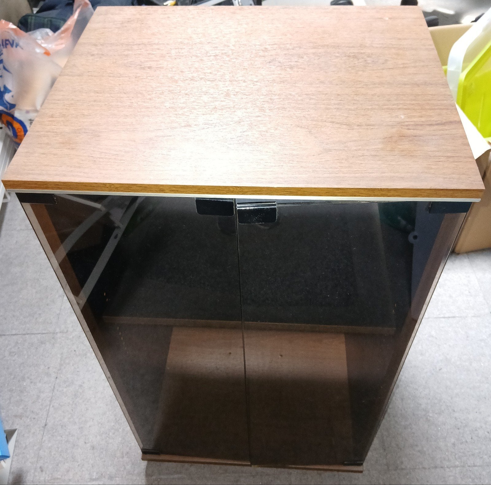 Compact stereo meubel met glazen deuren, Ophalen, Minder dan 50 cm, Gebruikt, Glas