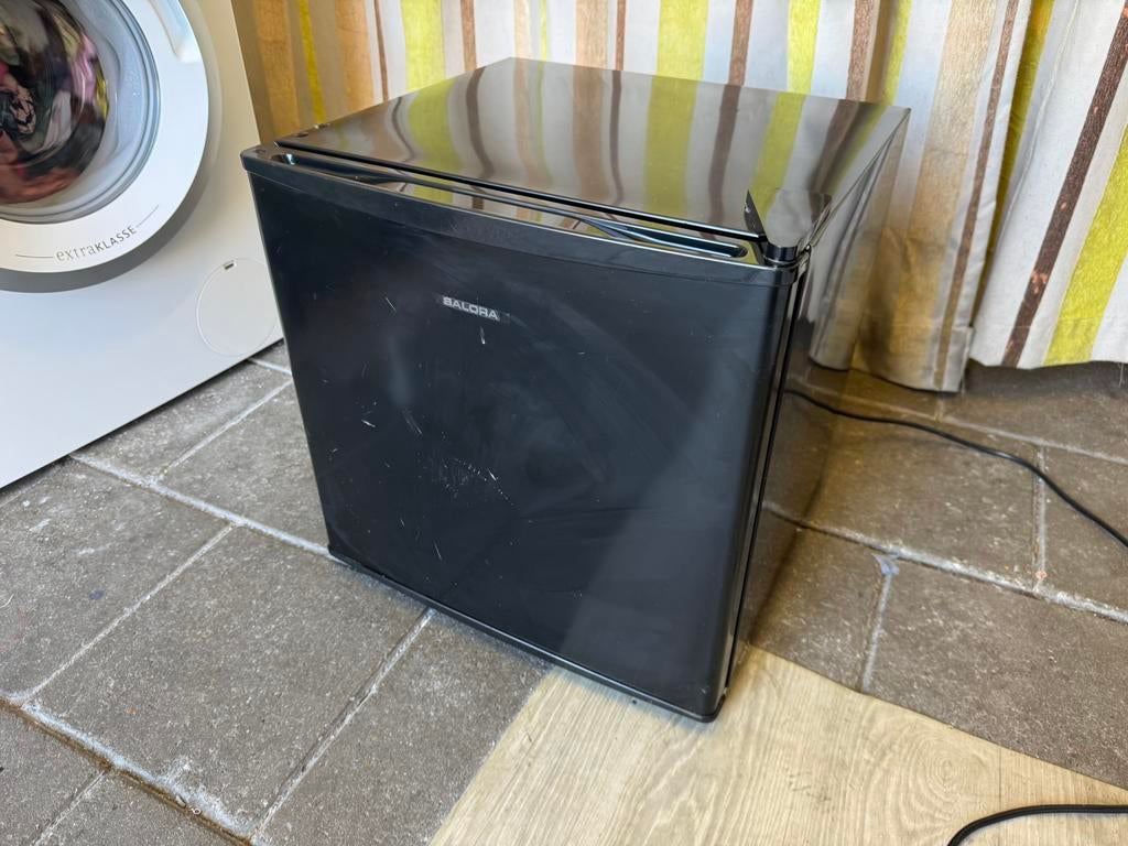 Salora Kleine Vrieskastje - Zwart - Werkt Goed - Schoon, Huis en Inrichting, Keuken | Keukenelementen, Ophalen, Minder dan 50 cm