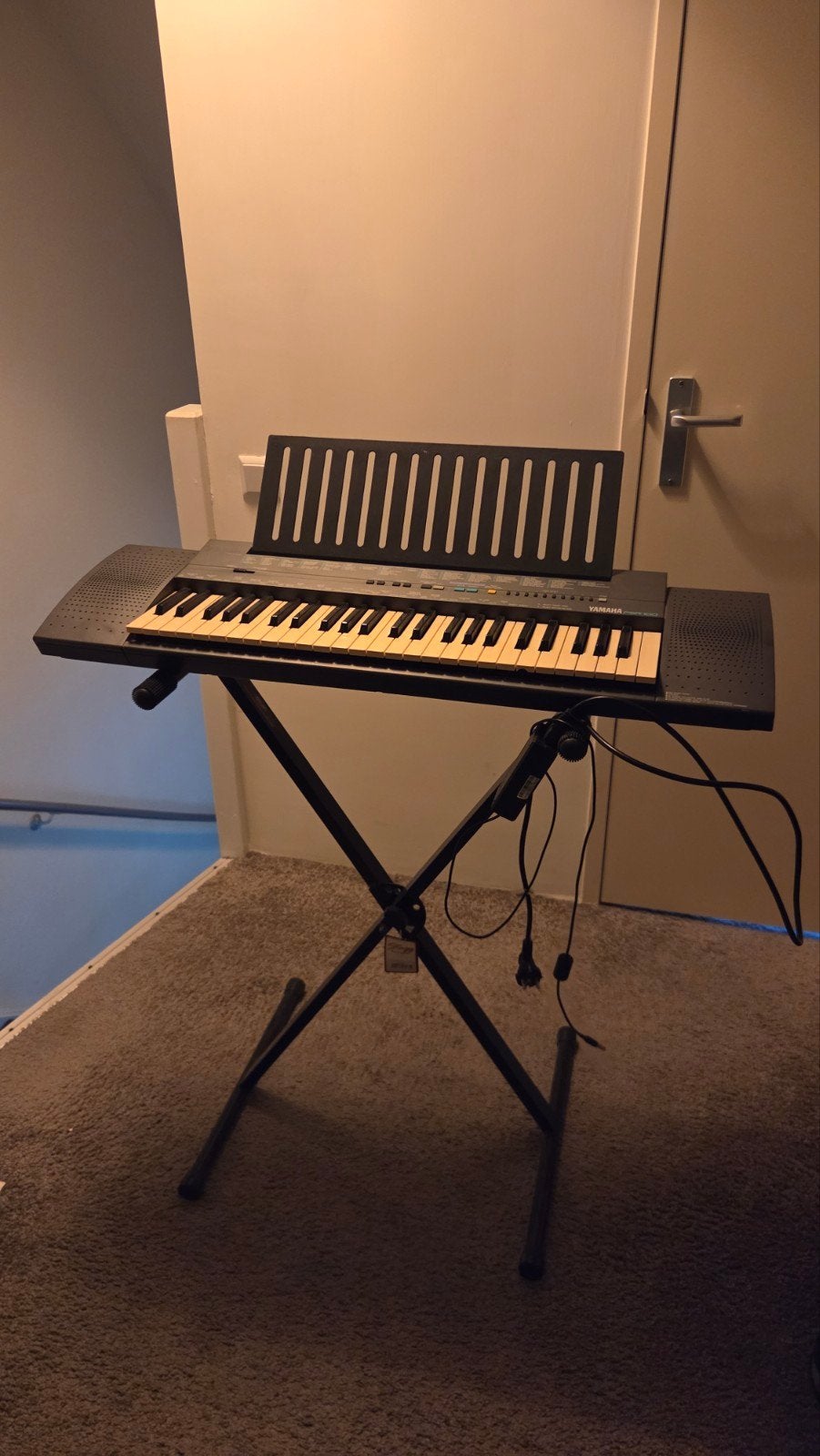 Yamaha PSR-100 keyboard met verstelbare standaard, Ophalen