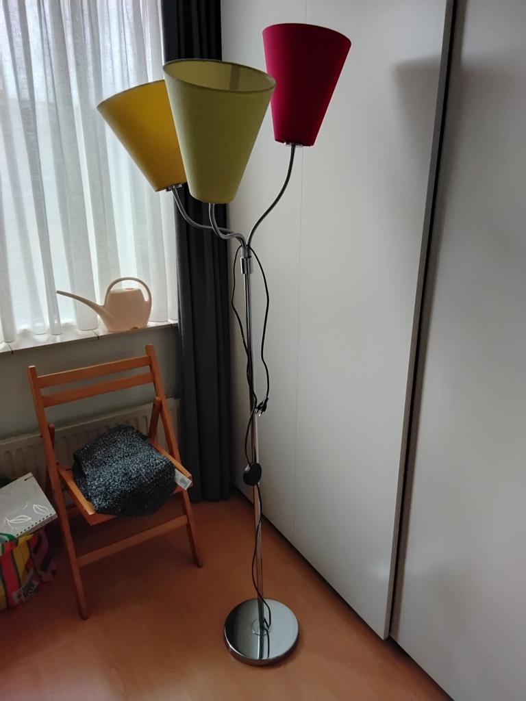 Retro vloerlamp met drie gekleurde kappen, Huis en Inrichting, Lampen | Vloerlampen, Gebruikt, Ophalen of Verzenden, Metaal, 150 tot 200 cm
