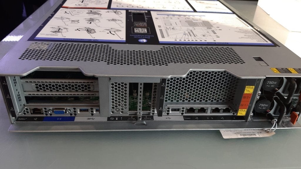 Foto 2 van Lenovo x3650 M5 server | Xeon 6-core | 16GB | Garantie