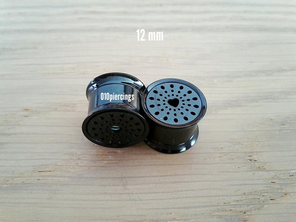 Nieuwe pluggen, tunnels. Staal. Zwart. Hartje. 12 mm., Ophalen of Verzenden, Zo goed als nieuw, Staal, Oor- of Traguspiercing