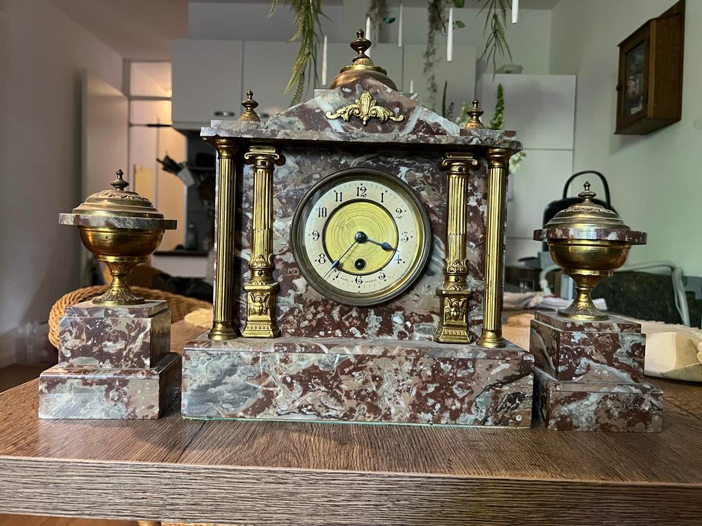Antieke marmeren opwindklok met bronzen ornamenten, Ophalen