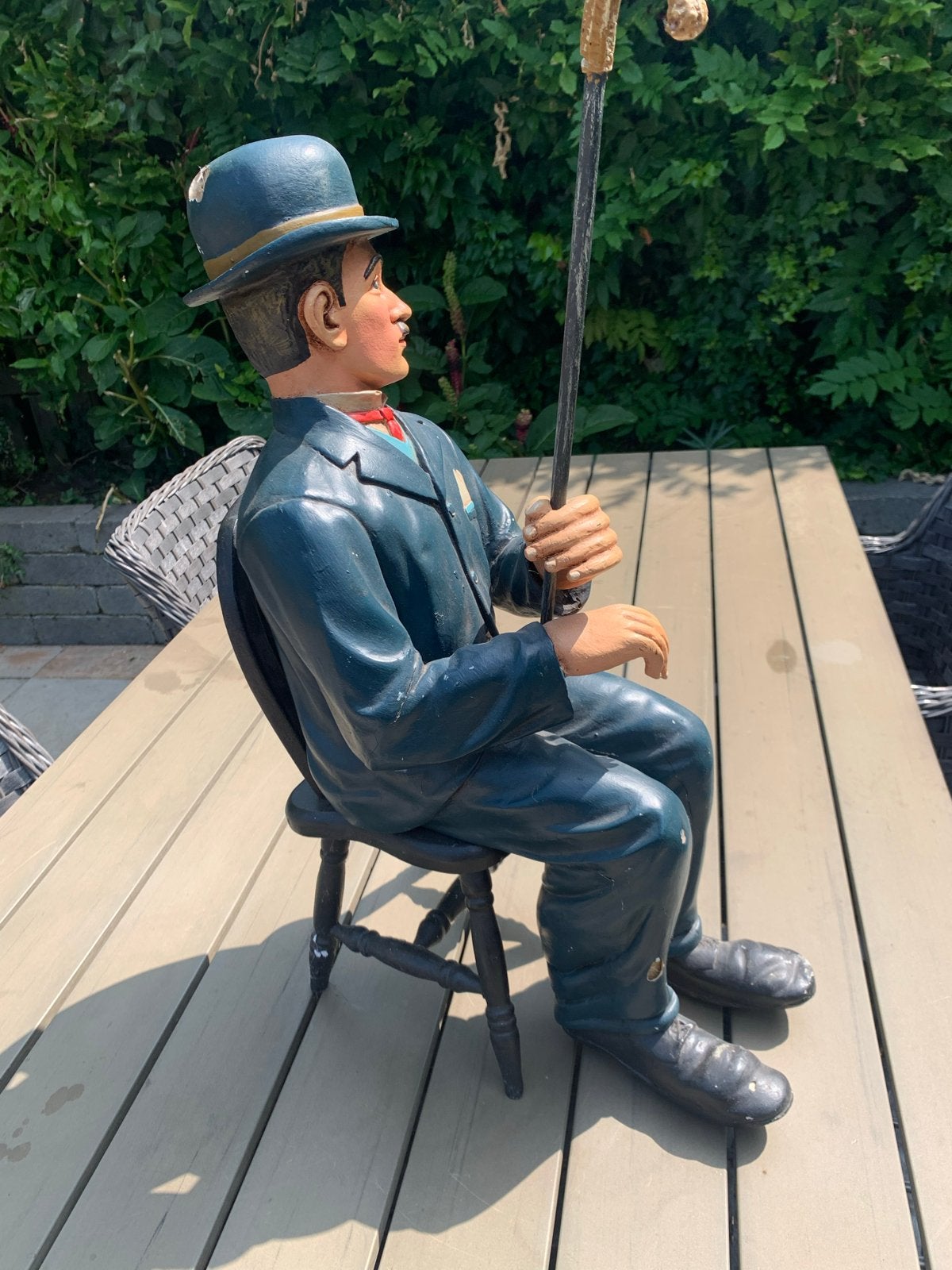 Groot beeld Charlie Chaplin zittend op stoel - 57 cm, Overige materialen, Beeld, Beschilderd, Meerkleurig