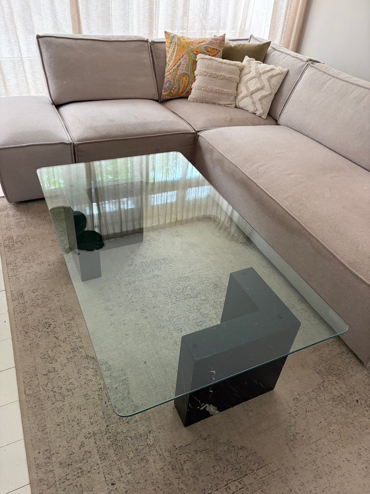 Glazen tafel met marmer (look) poten, Ophalen, Gebruikt, 100 tot 150 cm, 50 tot 100 cm