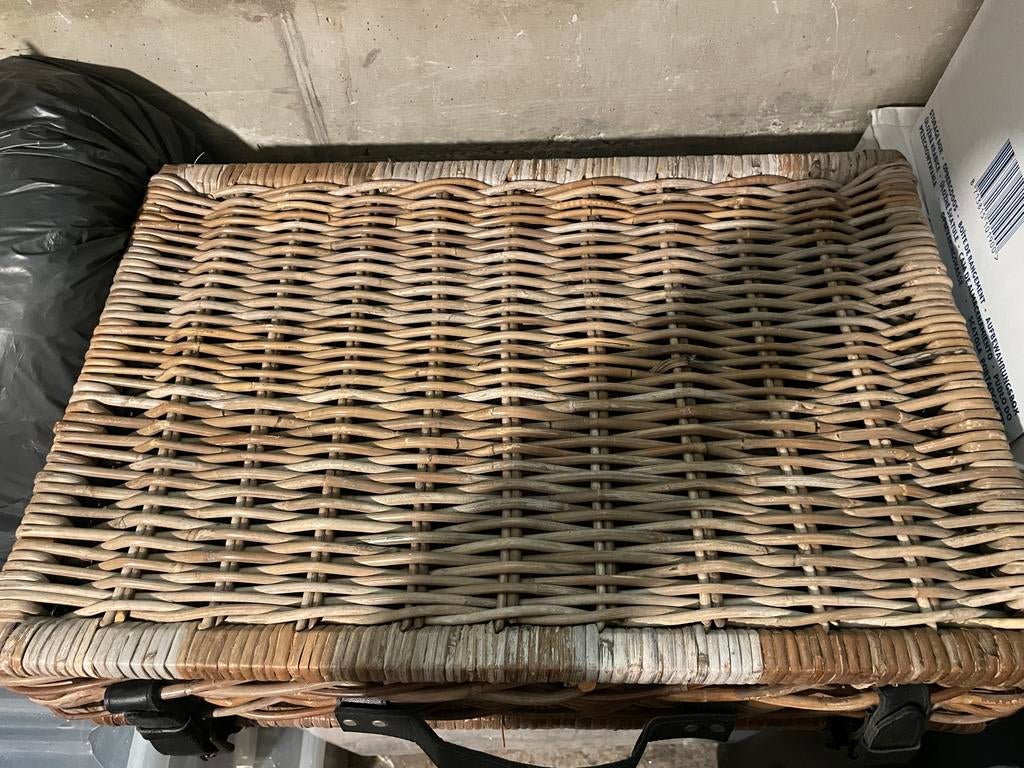 Grote rieten picknickmand/koffer met handvat, Huis en Inrichting, Woonaccessoires | Schalen en Manden, Ophalen of Verzenden, Zo goed als nieuw