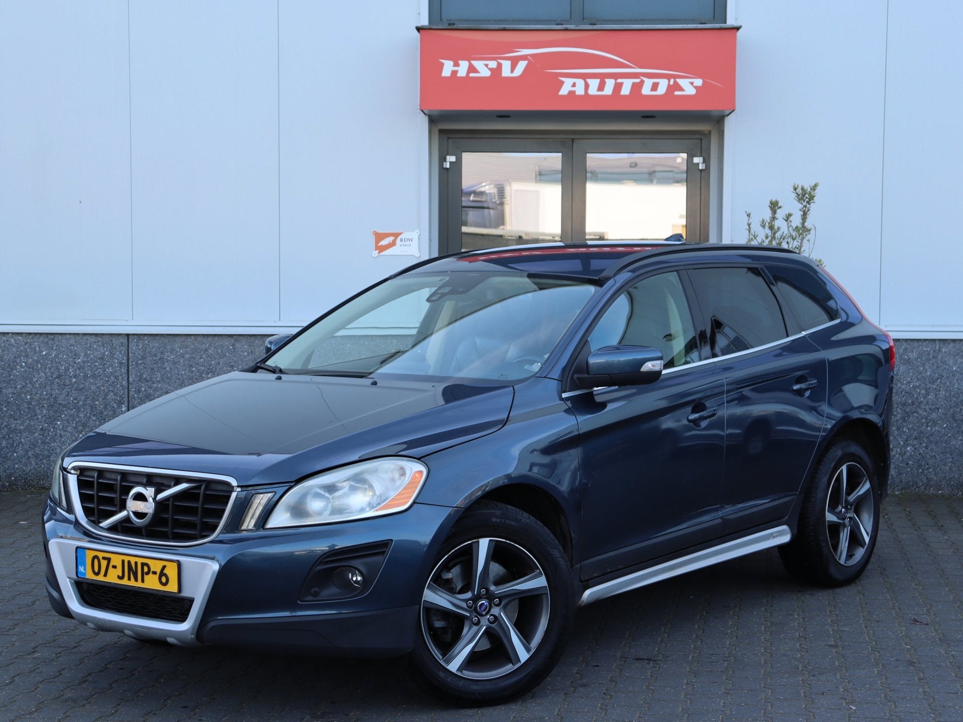 Volvo XC60 2.4D Momentum navi LM automaat, Auto's, Volvo, Blauw, Bedrijf, 750 kg, 176 pk