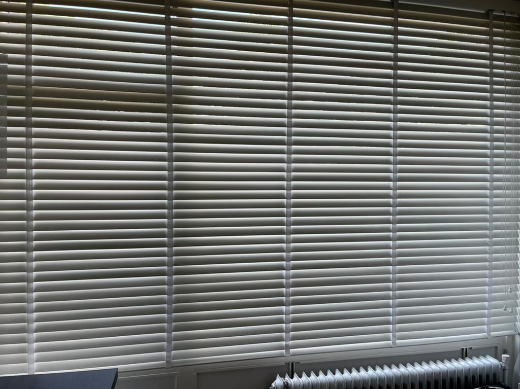 Houten brede jaloezie, Ophalen, Wit, Zo goed als nieuw, 200 cm of meer