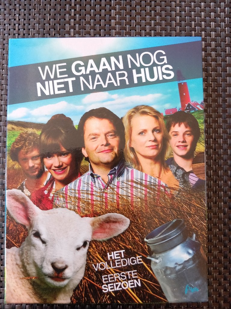 DVD box tv serie We Gaan Nog Niet Naar Huis seizoen 1, Cd's en Dvd's, Dvd's | Tv en Series, Seizoen 1, Alle leeftijden, Zo goed als nieuw