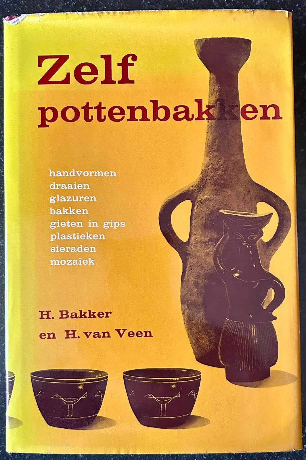 H. Bakker - H. van Veen - Zelf pottenbakken - 4e druk 1974, Hobby en Vrije tijd, Pottenbakken, Ophalen of Verzenden, Zo goed als nieuw