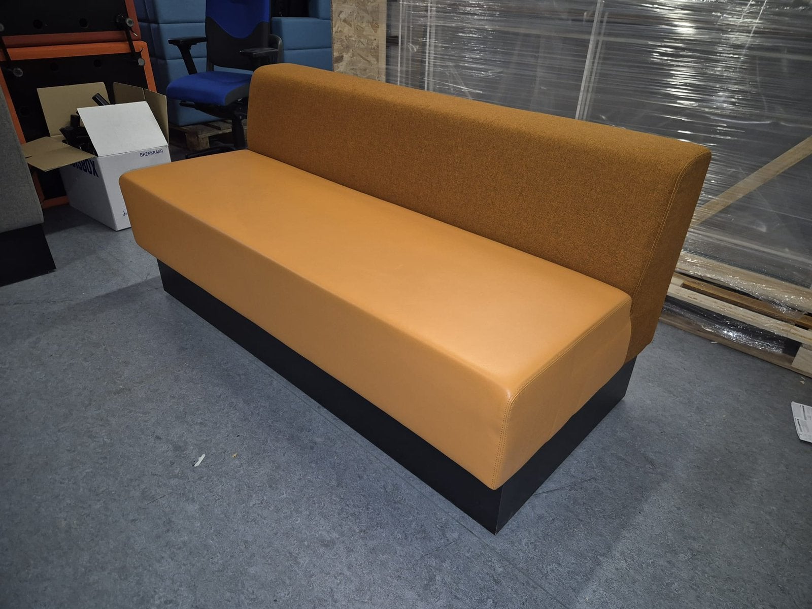 Design Treinzitbank / Horecabank – Cognackleur – 160 cm, Ophalen, 150 tot 200 cm, Tweepersoons, 75 tot 100 cm