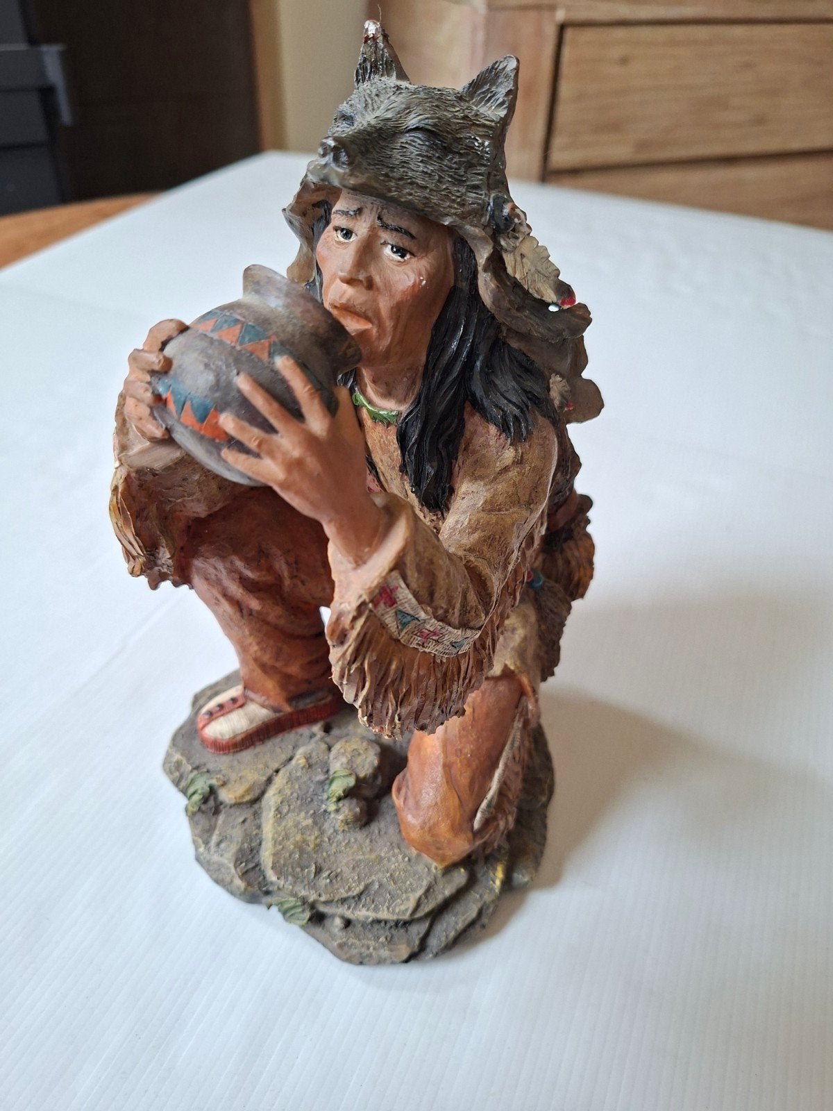 Decoratief beeld Indiaan met wolf en kruik, 26cm, Ophalen of Verzenden