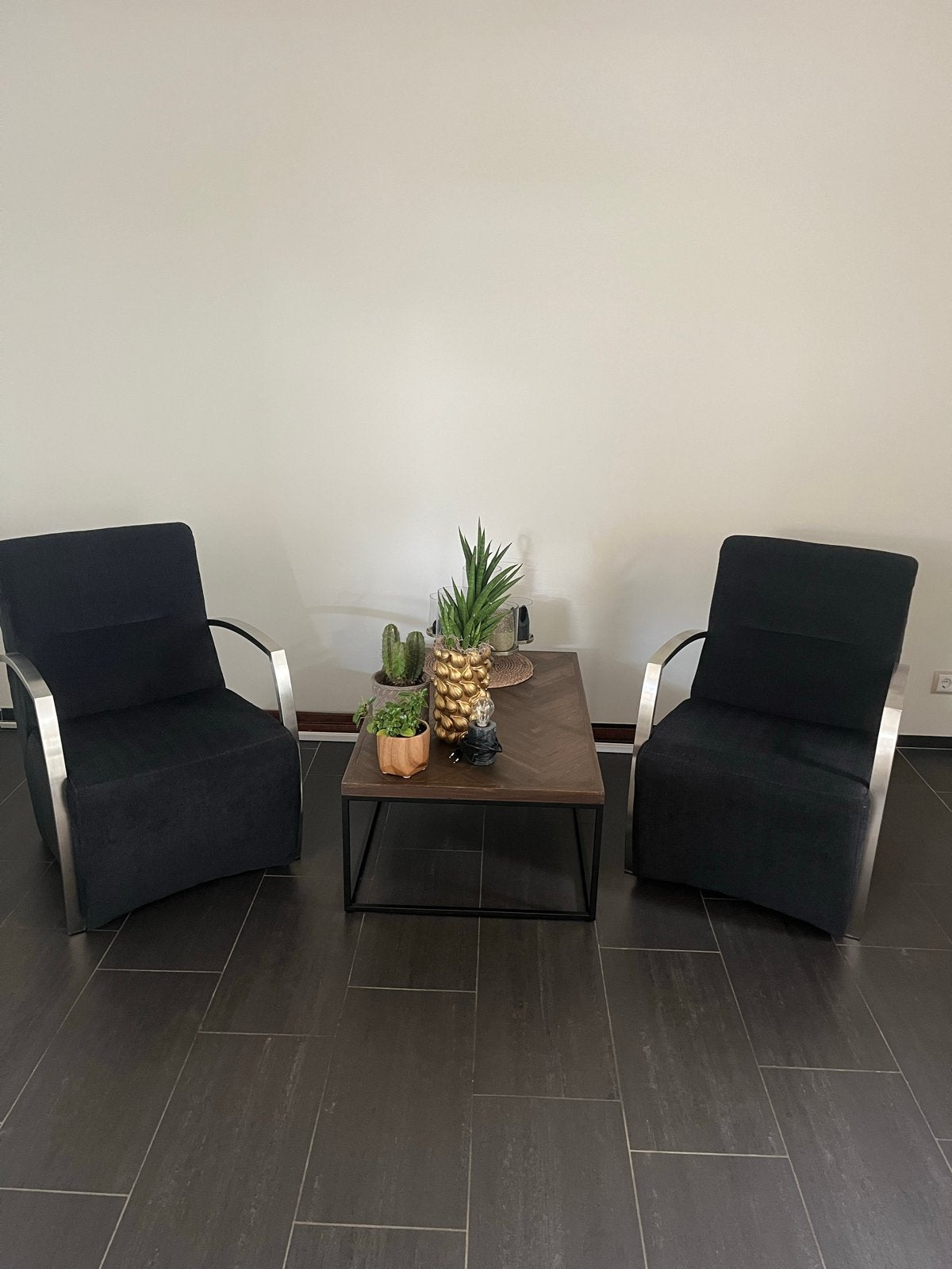 Twee moderne fauteuils met metalen armleuningen, Ophalen, Twee, Zo goed als nieuw, Stof