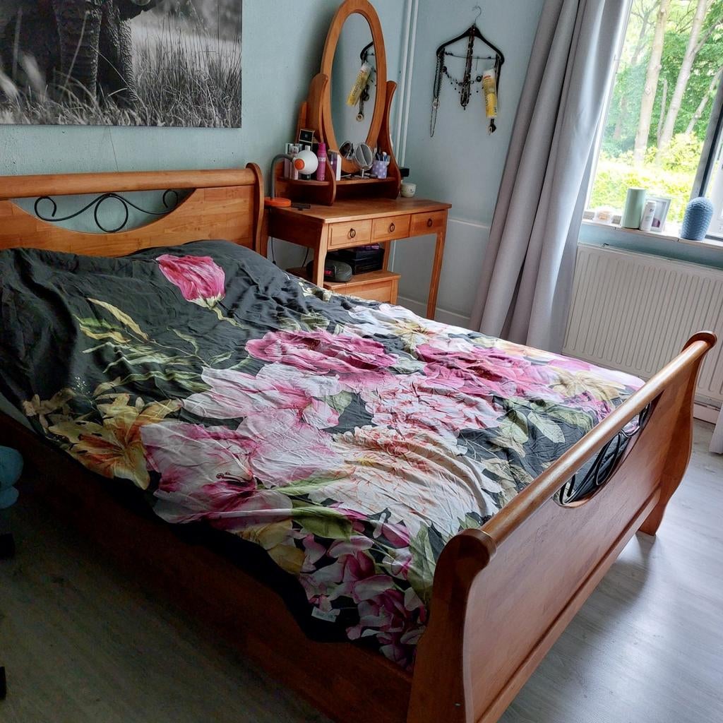 Kersen houten tweepersoonsbed met sierlijk hoofdeinde, Huis en Inrichting, Slaapkamer | Bedden, Ophalen, Gebruikt, Bruin, Klassiek