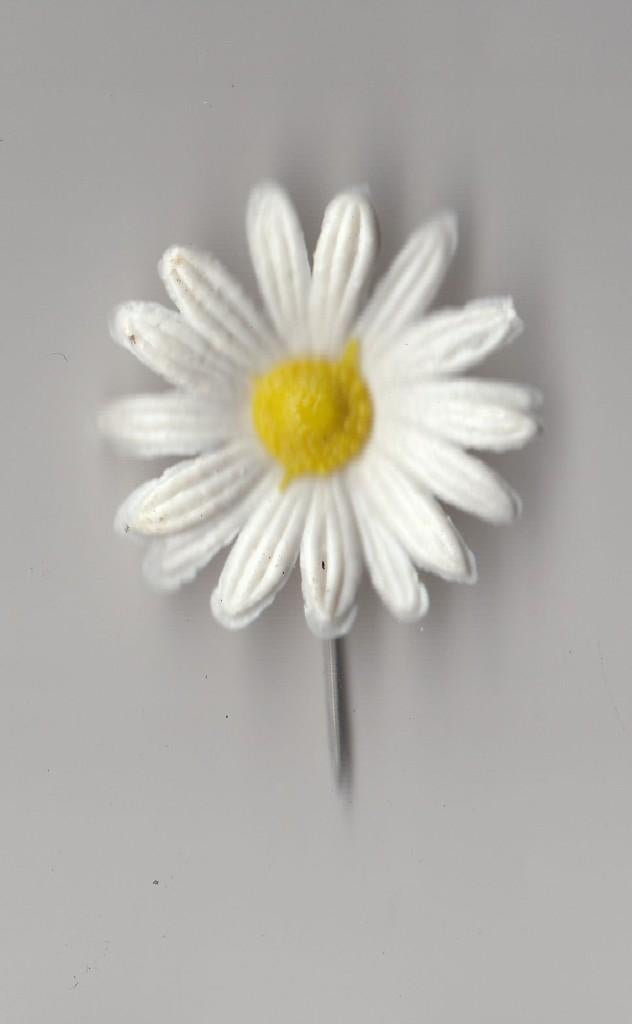 Margriet bloem speldje, Verzamelen, Speldjes, Pins en Buttons, Gebruikt, Speldje of Pin, Overige onderwerpen, Ophalen of Verzenden