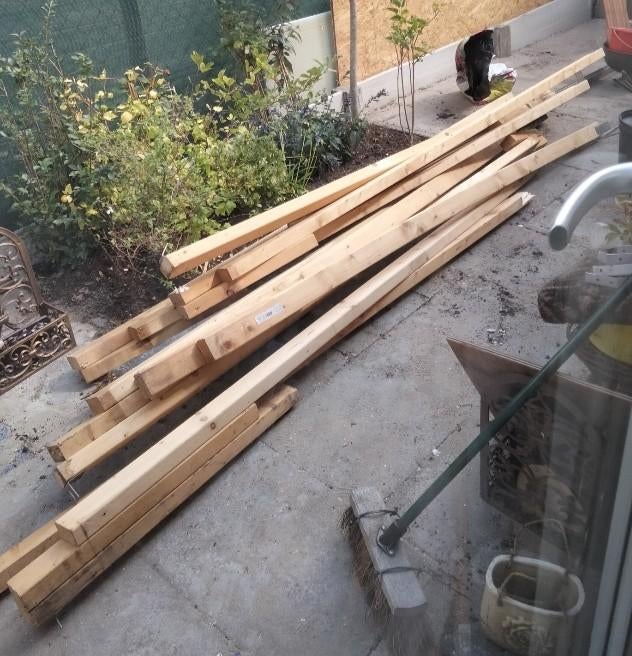 Klusmateriaal: houten palen, trapezium platen + kanaalplaat, Ophalen, Gebruikt, Palen, Hardhout