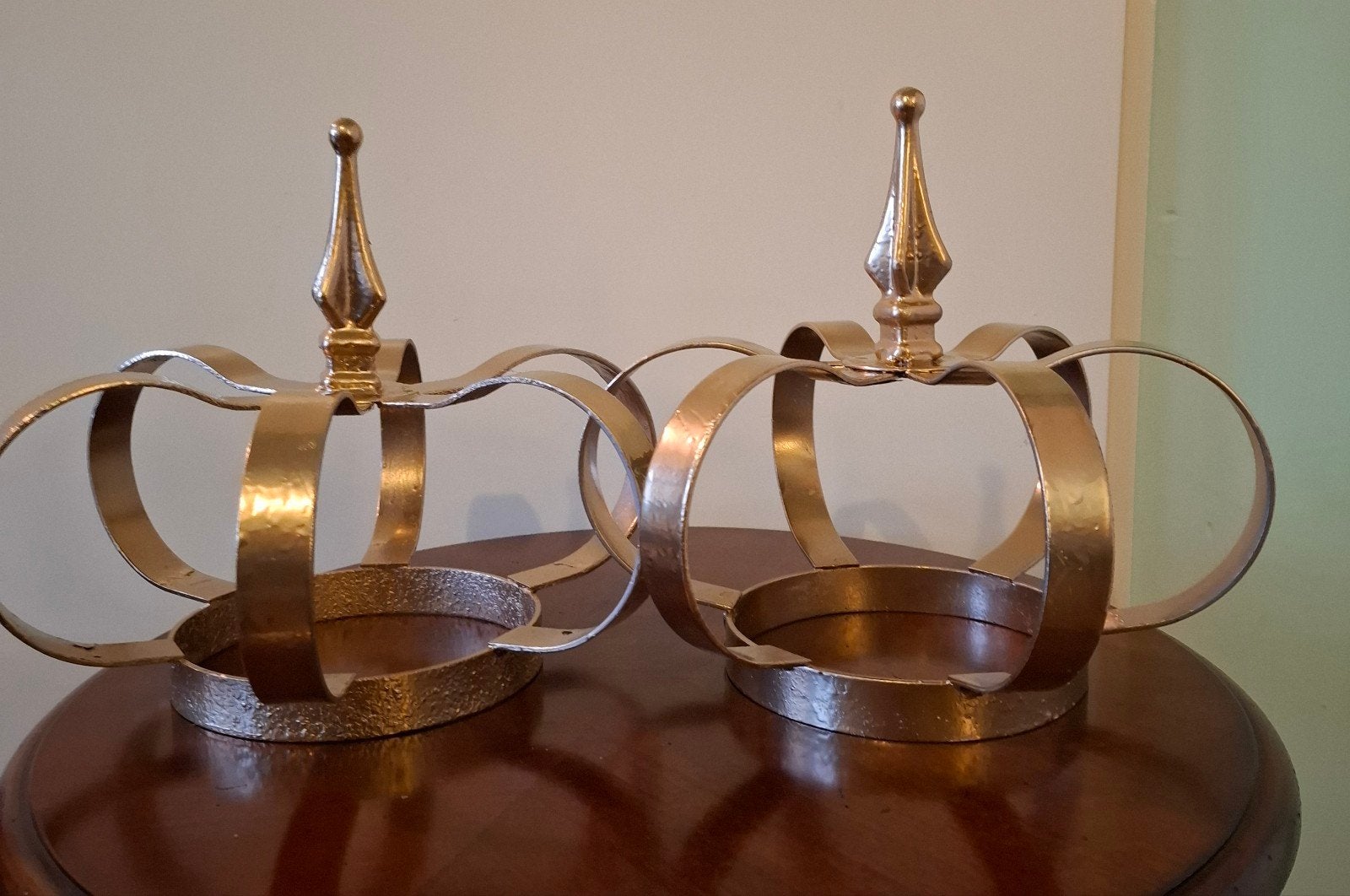 2 Gouden Metalen Kronen - 30 cm doorsnede, 27 cm hoog, Ophalen of Verzenden, Gebruikt, Goud, Metaal