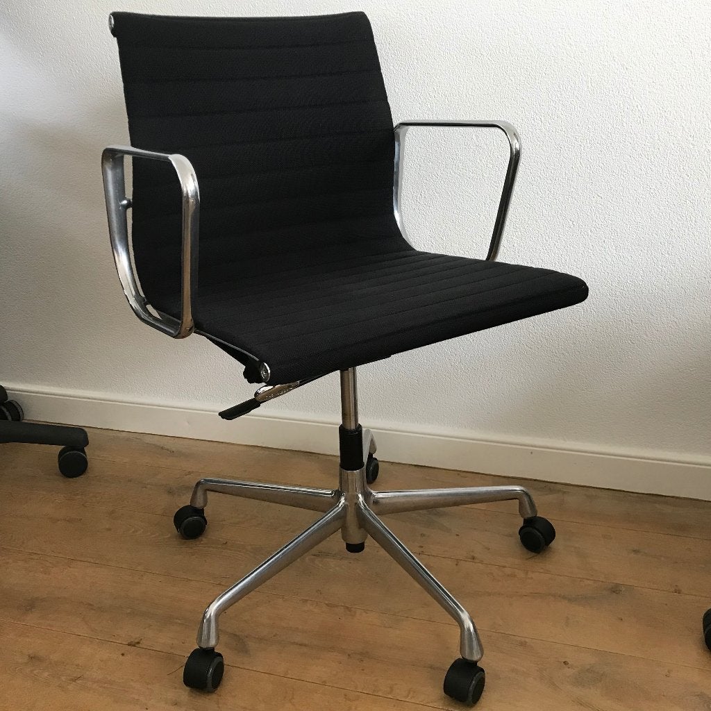 2 Vitra Eames bureaustoel stoel EA 117  gepolijst zwart, Huis en Inrichting, Ophalen, Zwart, Nvt, Nvt