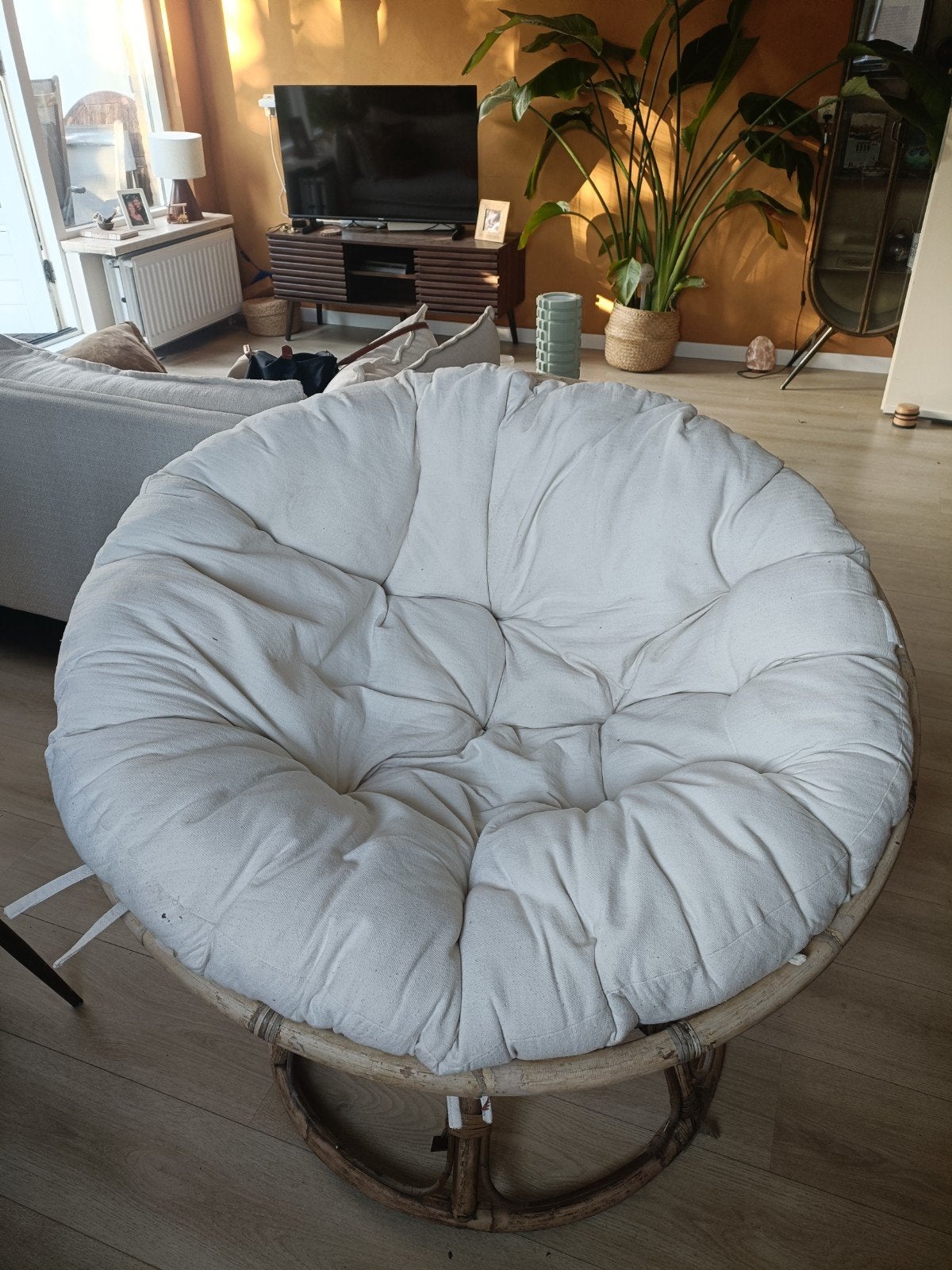 Comfortabele Papasan stoel met zacht wit kussen kussen, Huis en Inrichting, Stoelen, Ophalen, Gebruikt, Bohemian, Relaxed, Wit