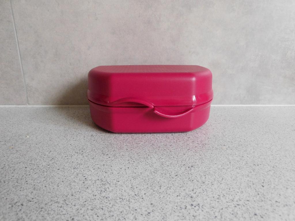 Tupperware Smartclip 17x13x7 cm. Lunchbox Cerise, Huis en Inrichting, Ophalen of Verzenden, Zo goed als nieuw, Bus of Trommel
