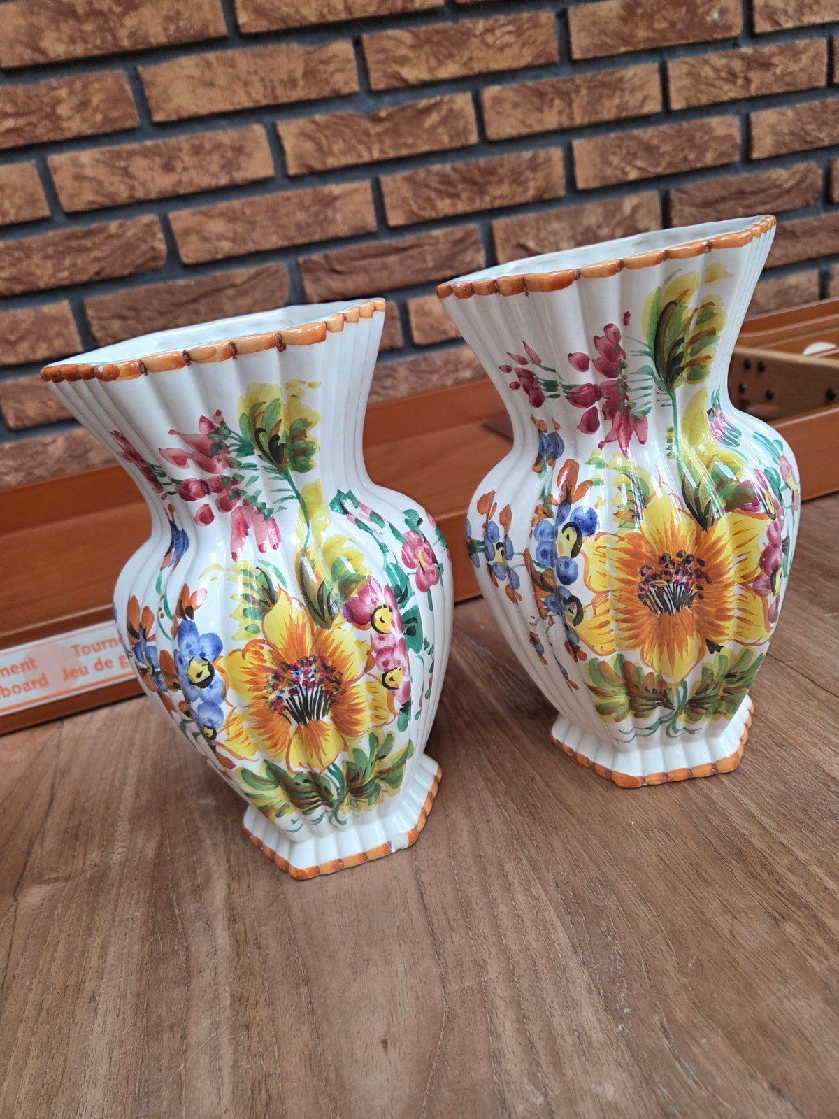 Set van 2 handgeschilderde bloemenvazen, Antiek en Kunst, Antiek | Keramiek en Aardewerk, Ophalen of Verzenden