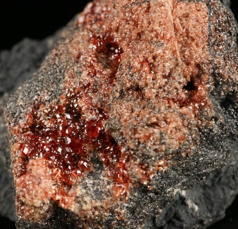 *TOP* ANDRADIET kristallen op matrix uit de N'Chwaning mijn., Ophalen of Verzenden, Mineraal