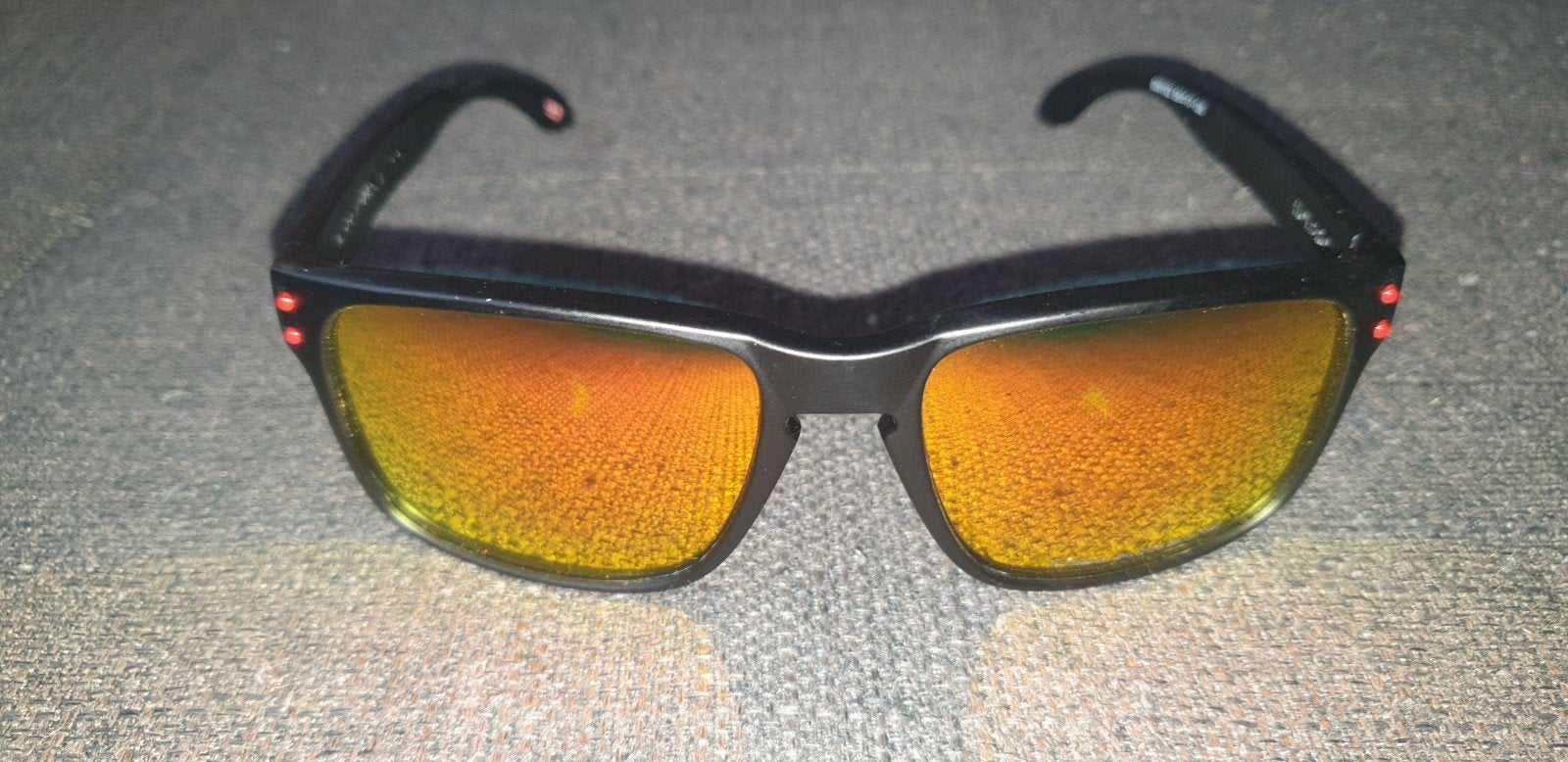 mooie onbeschadigde oakley holbrook met rode lenzen die zijn, Sieraden, Tassen en Uiterlijk, Zonnebrillen en Brillen | Heren, Zonnebril