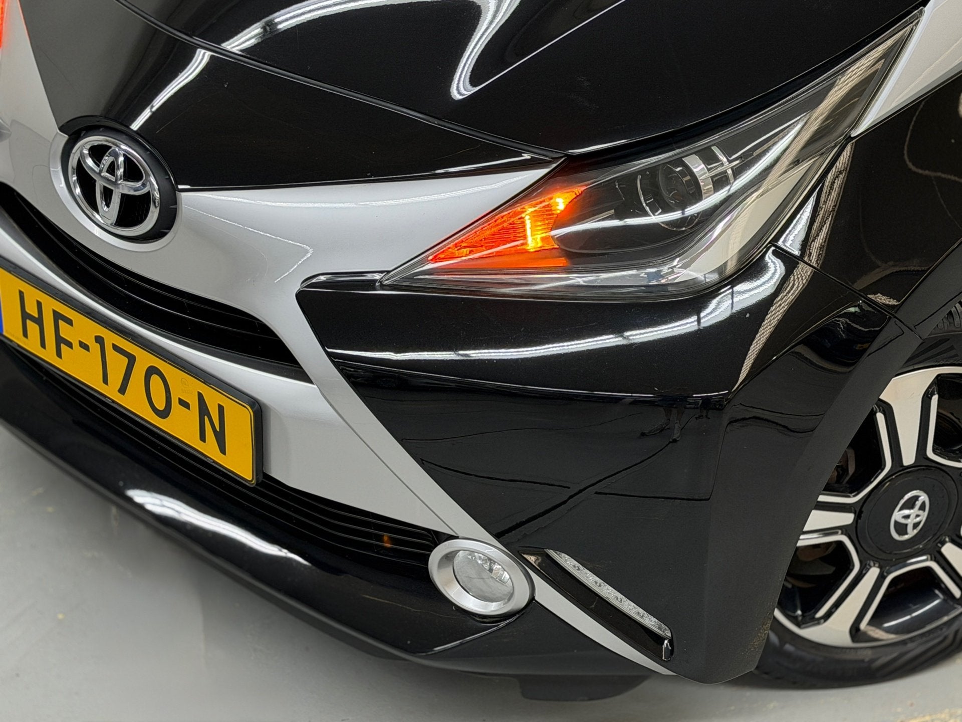 Toyota Aygo 1.0 VVT-i x-wave Automaat Camera Airco Lederstoe, Euro 5, Gebruikt, 4 stoelen, Zwart