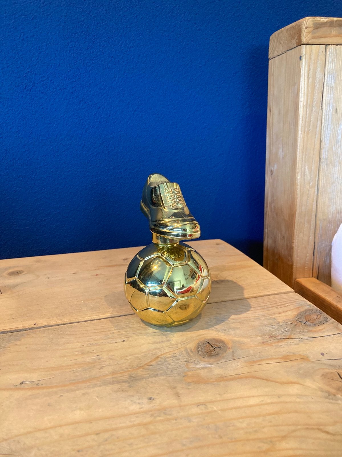 Voetbal parfum flesje met nog de helft erin, Verzenden