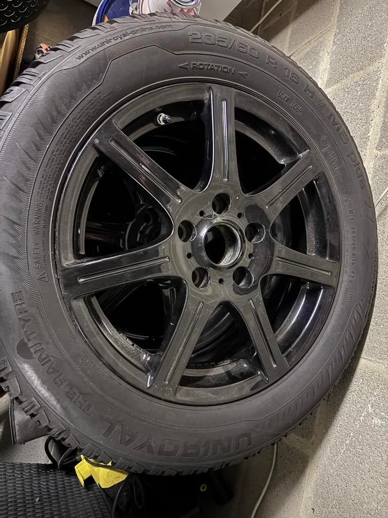 Zwarte velgen met Uniroyal RainTyre banden 205/60/16, Ophalen, Nieuw