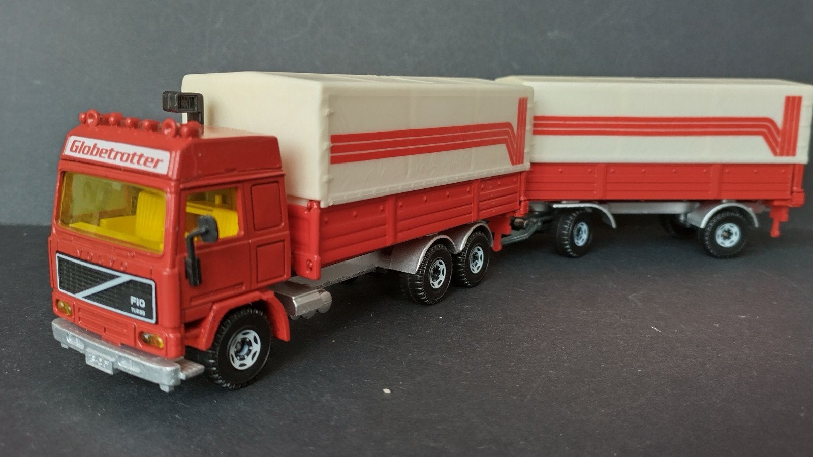 Volvo F10 Globetrotter 1:55 Siku Werbe Pol, SIKU, Verzenden, Zo goed als nieuw, Bus of Vrachtwagen